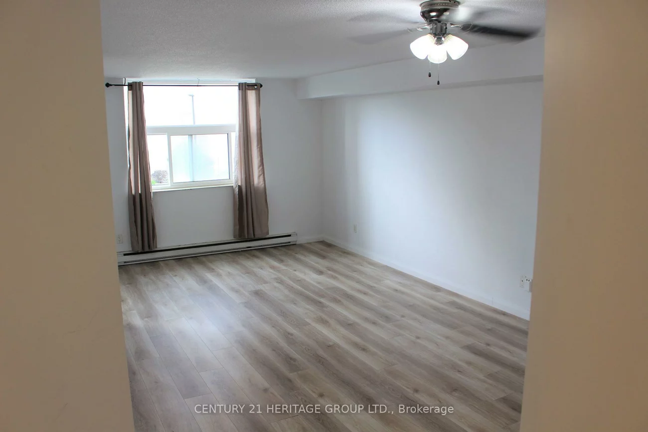 260, Davis, Central Newmarket, Newmarket