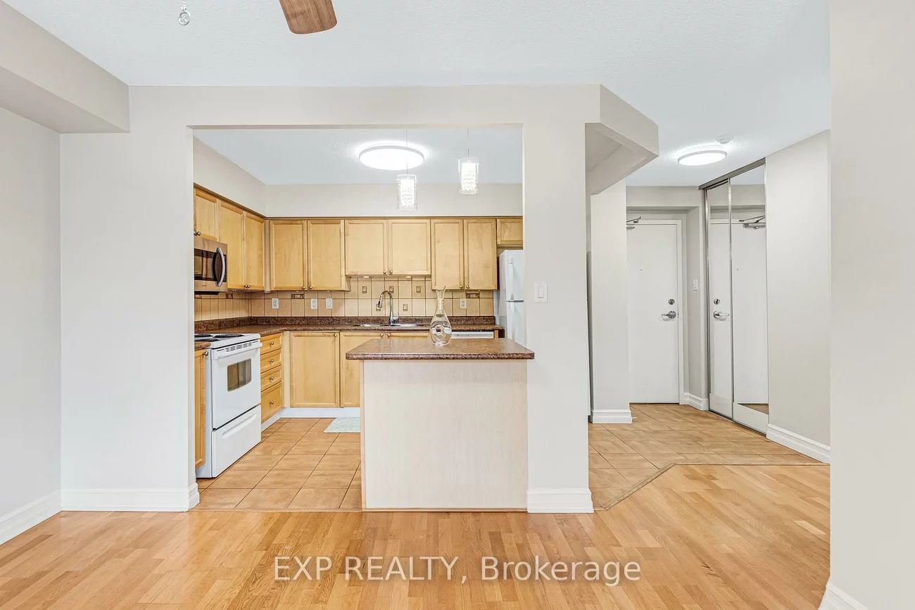 260, Davis, Central Newmarket, Newmarket