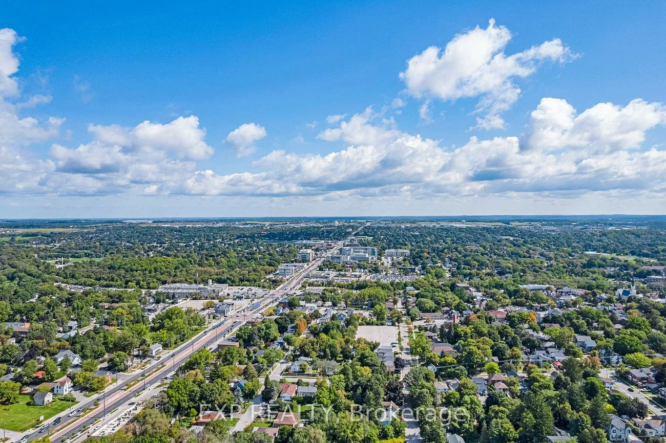260, Davis, Central Newmarket, Newmarket