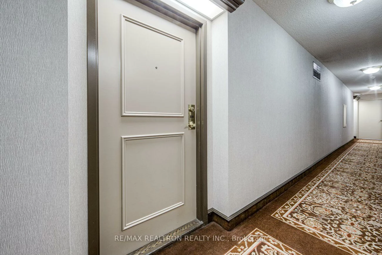 270, Davis, Central Newmarket, Newmarket