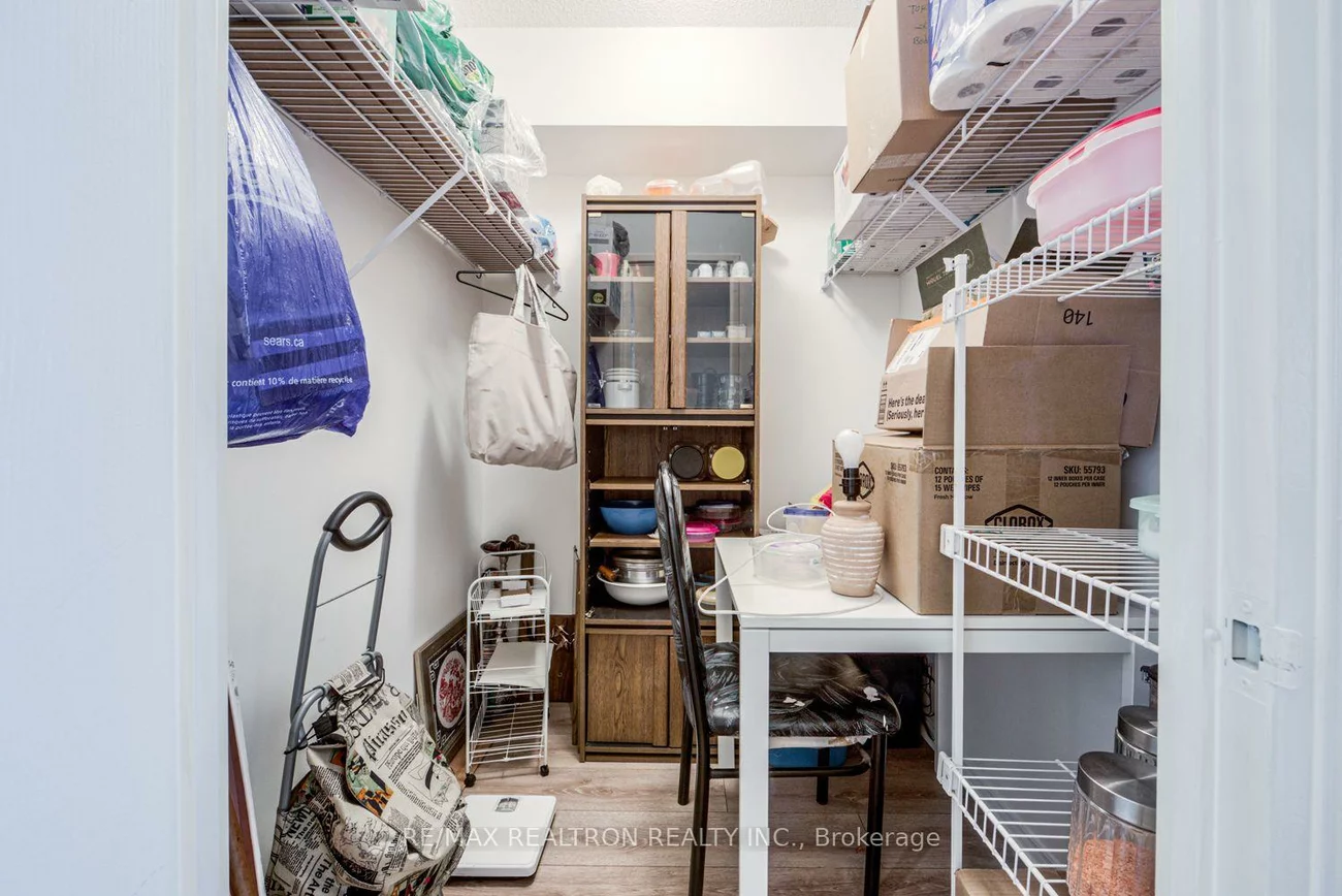270, Davis, Central Newmarket, Newmarket