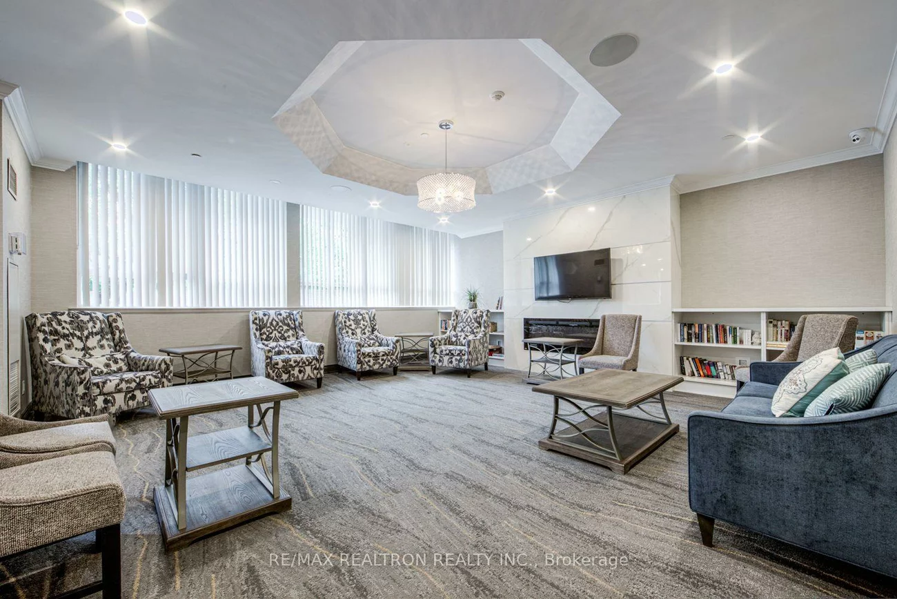 270, Davis, Central Newmarket, Newmarket
