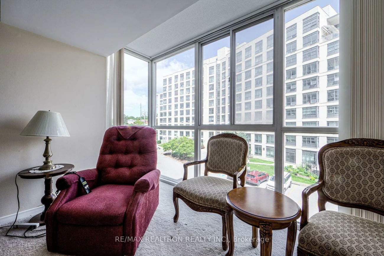 270, Davis, Central Newmarket, Newmarket