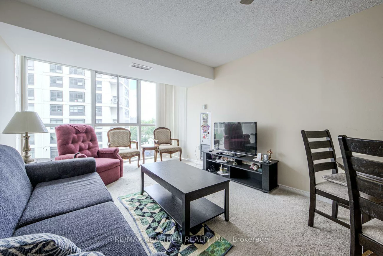 270, Davis, Central Newmarket, Newmarket
