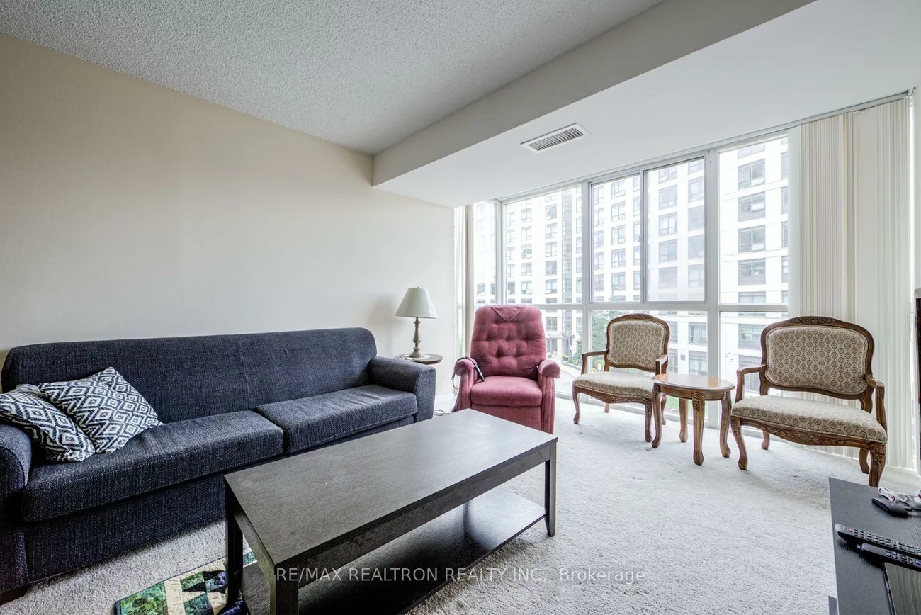 270, Davis, Central Newmarket, Newmarket