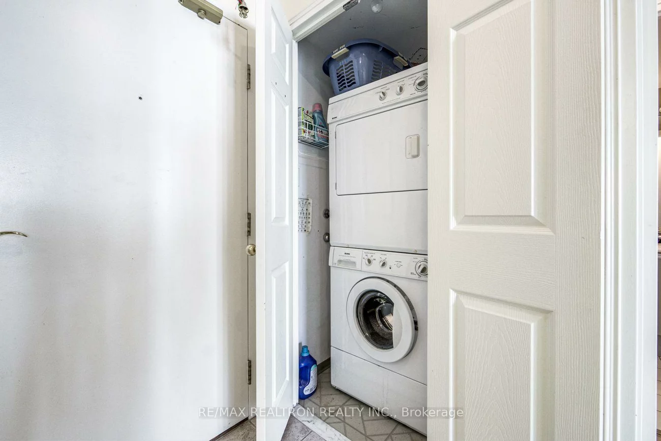270, Davis, Central Newmarket, Newmarket