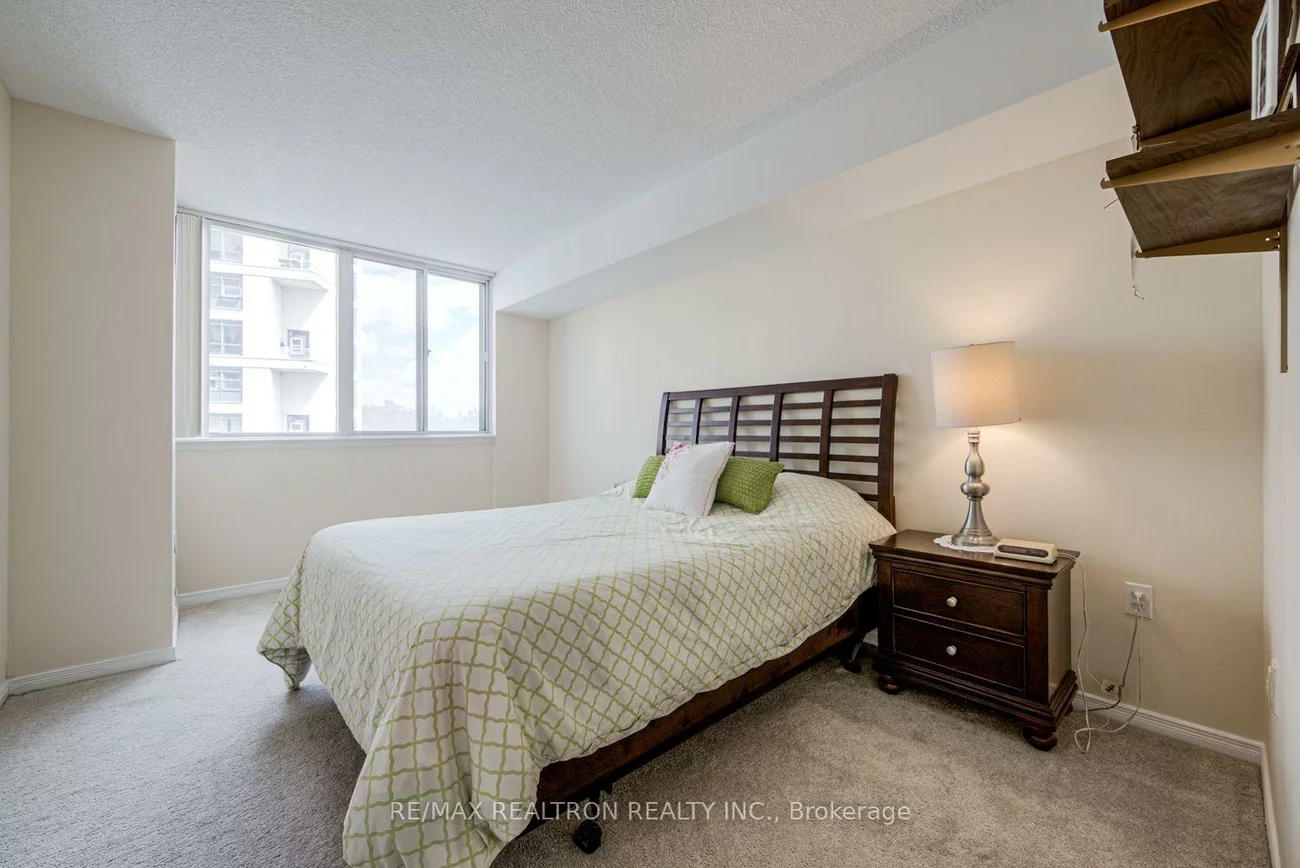 270, Davis, Central Newmarket, Newmarket