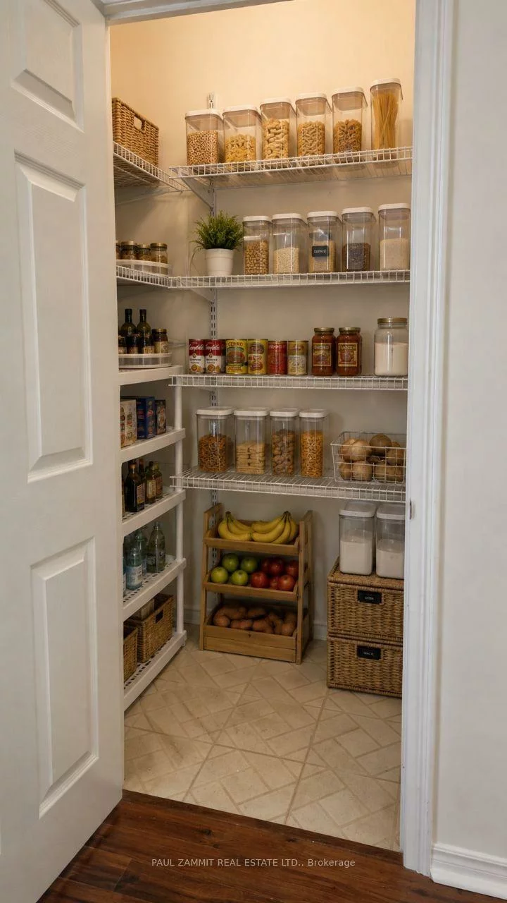 270, Davis, Central Newmarket, Newmarket