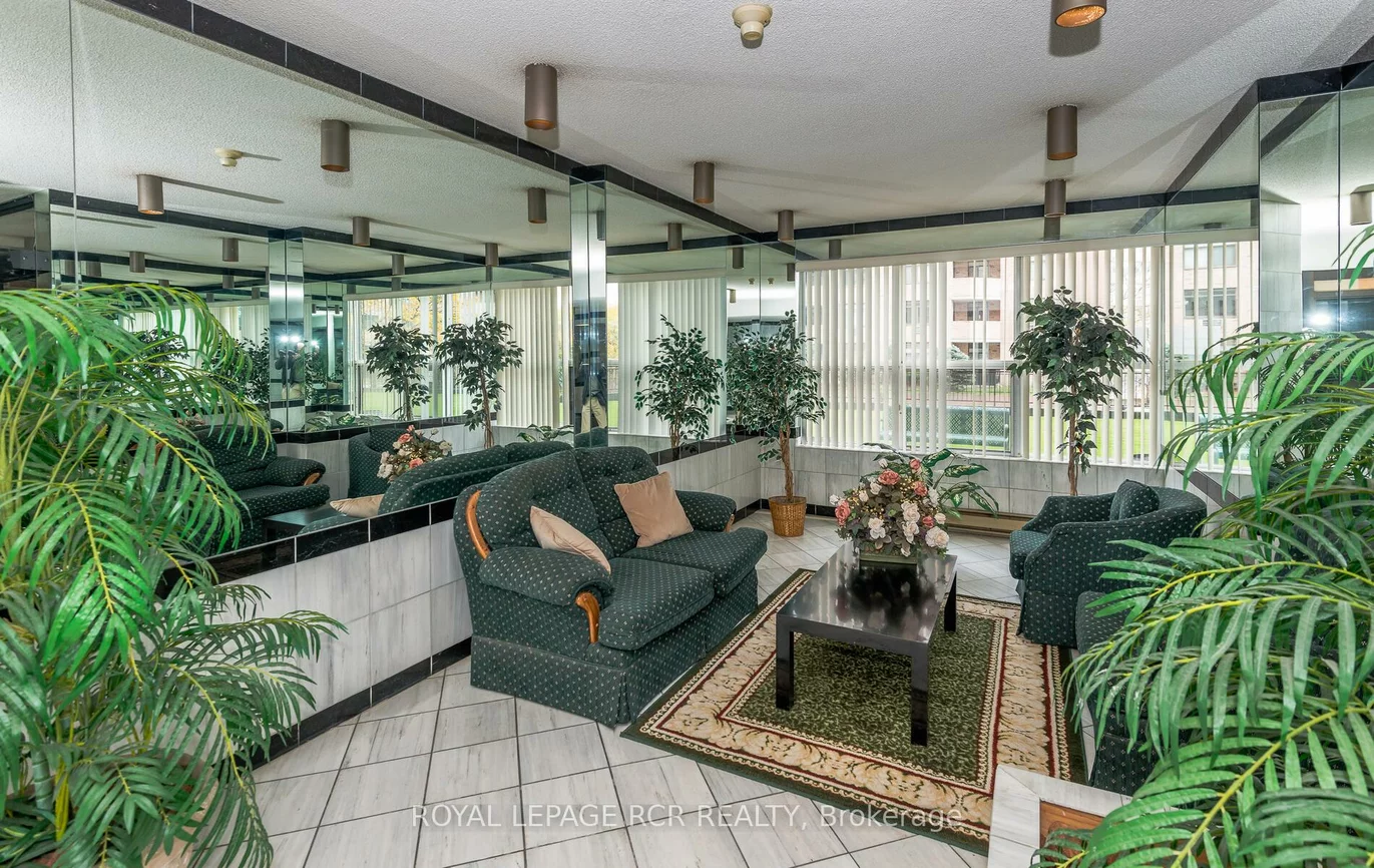 250, Davis, Central Newmarket, Newmarket