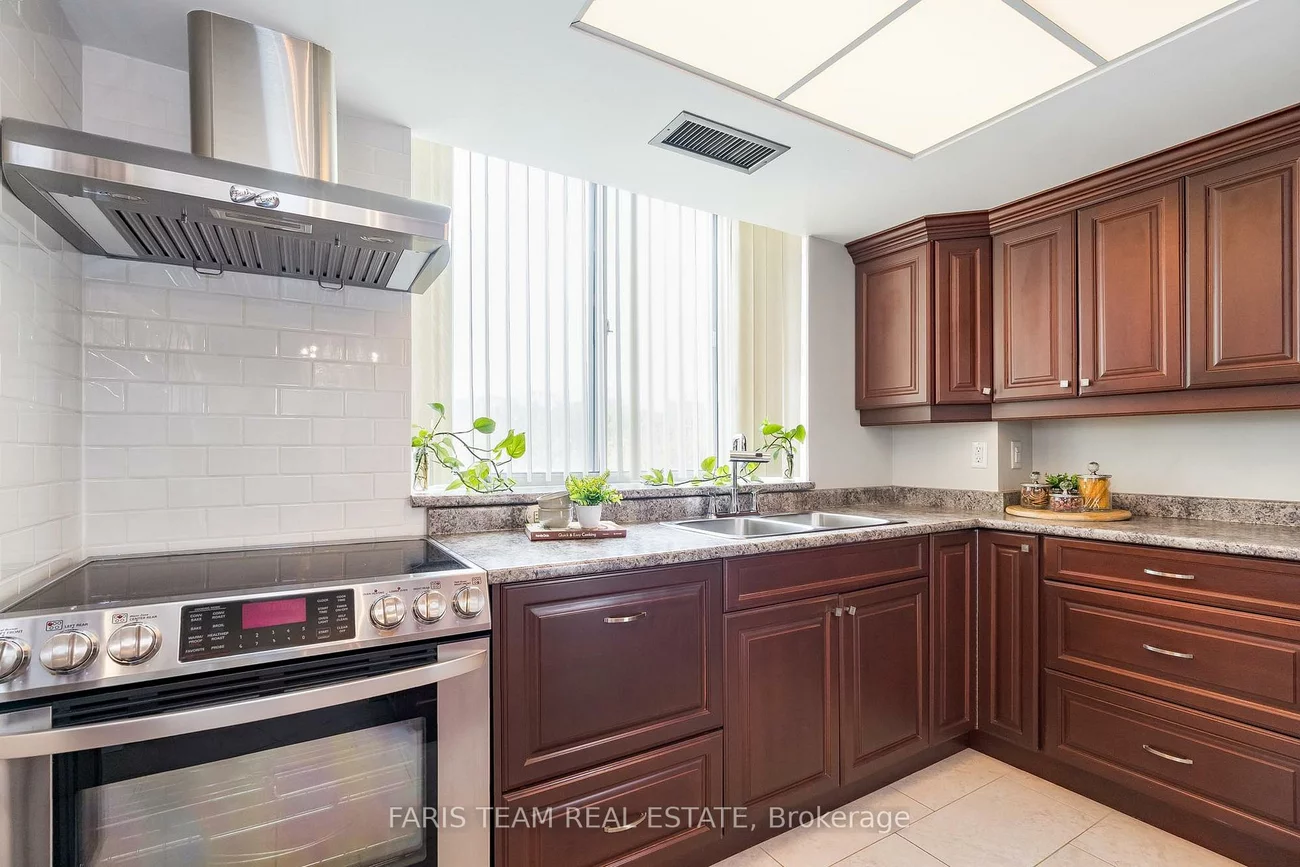 270, Davis, Central Newmarket, Newmarket