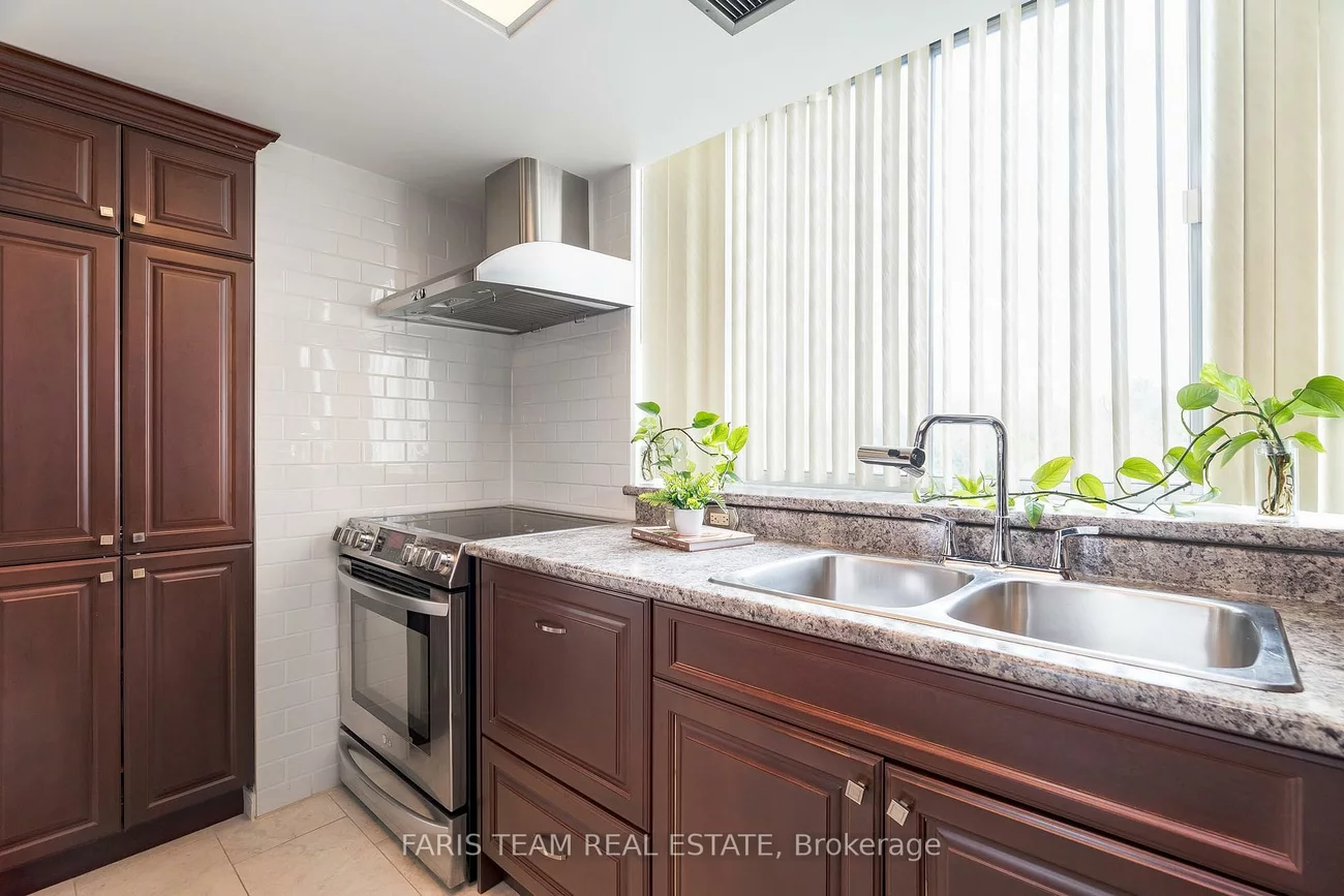 270, Davis, Central Newmarket, Newmarket