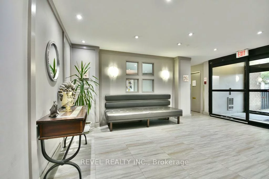 260, Davis, Central Newmarket, Newmarket