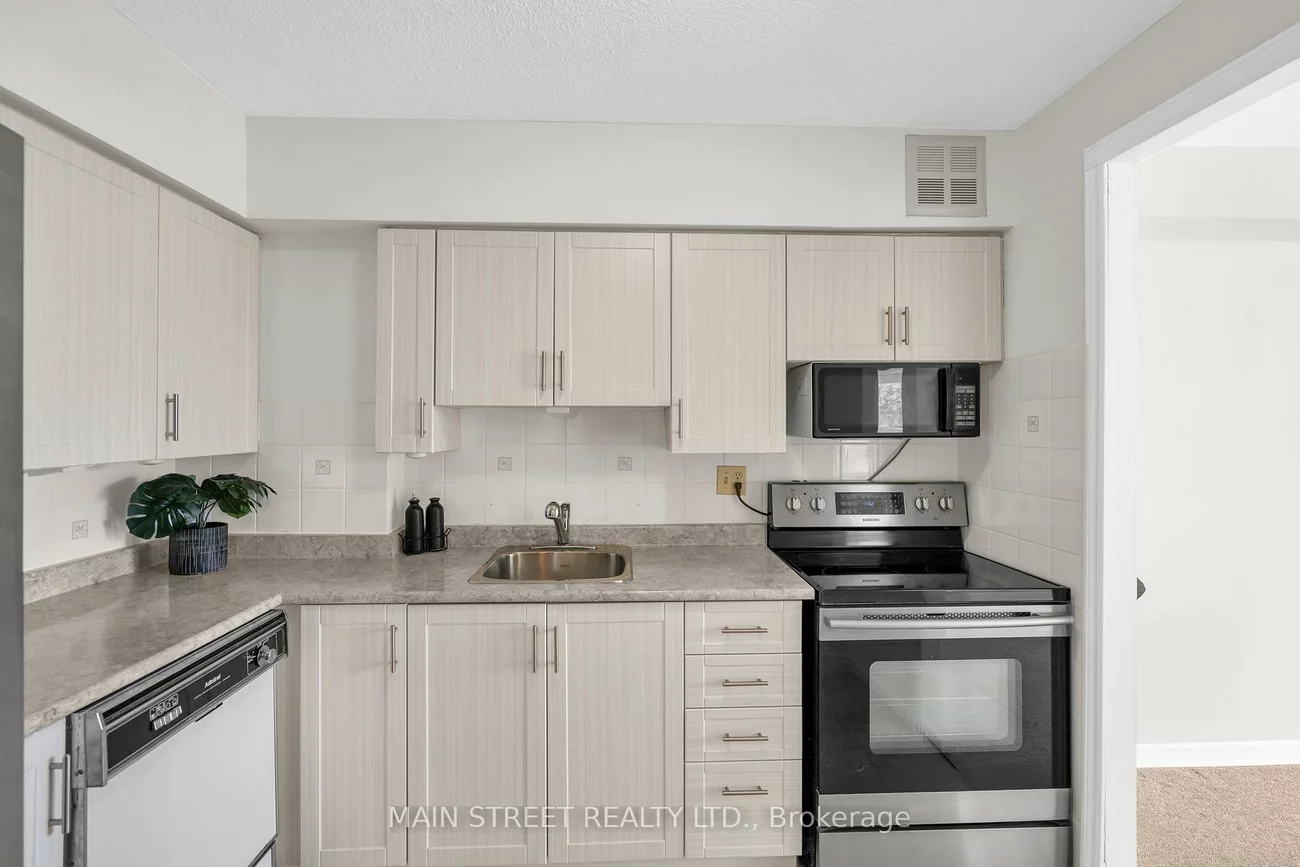 250, Davis, Central Newmarket, Newmarket