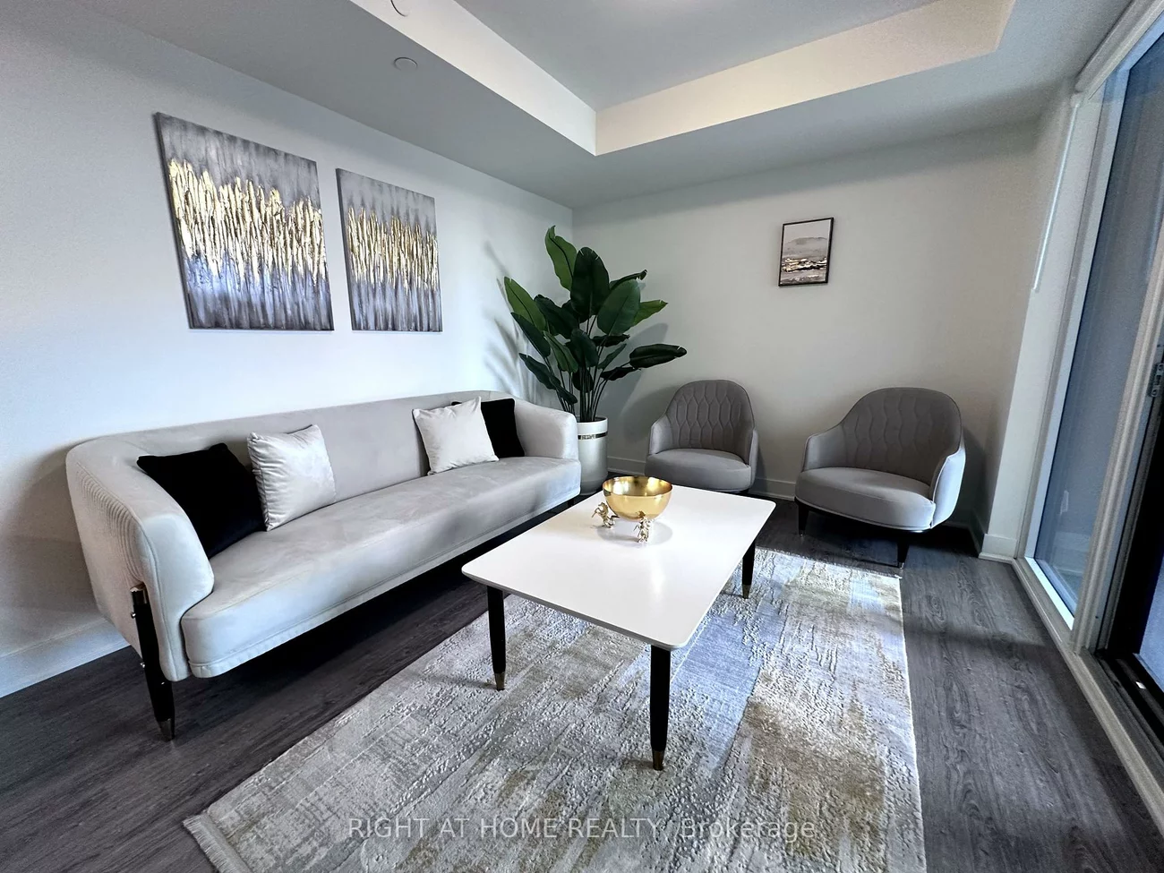 185, Deerfield, Central Newmarket, Newmarket
