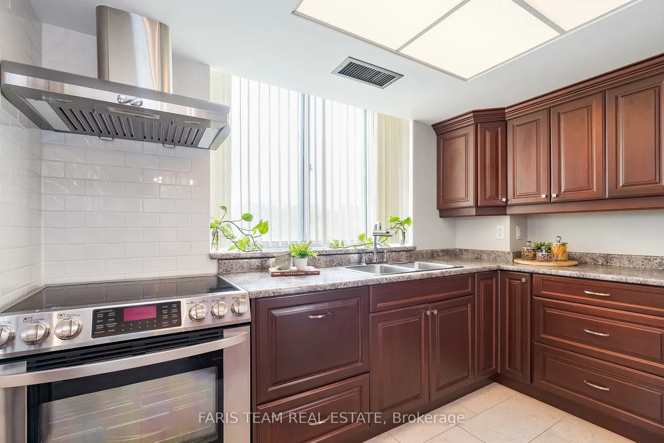 270, Davis, Central Newmarket, Newmarket