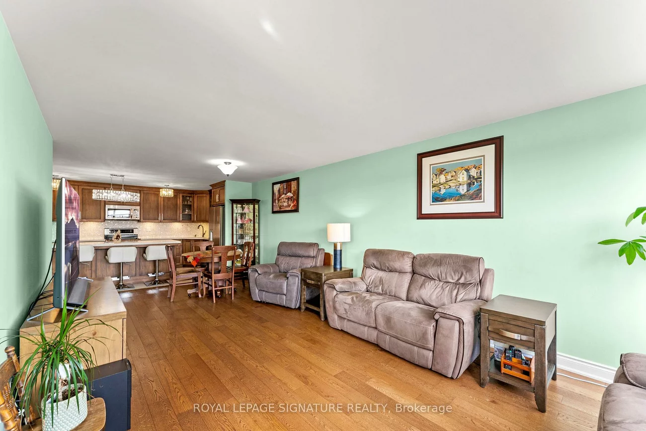 250, Davis, Central Newmarket, Newmarket