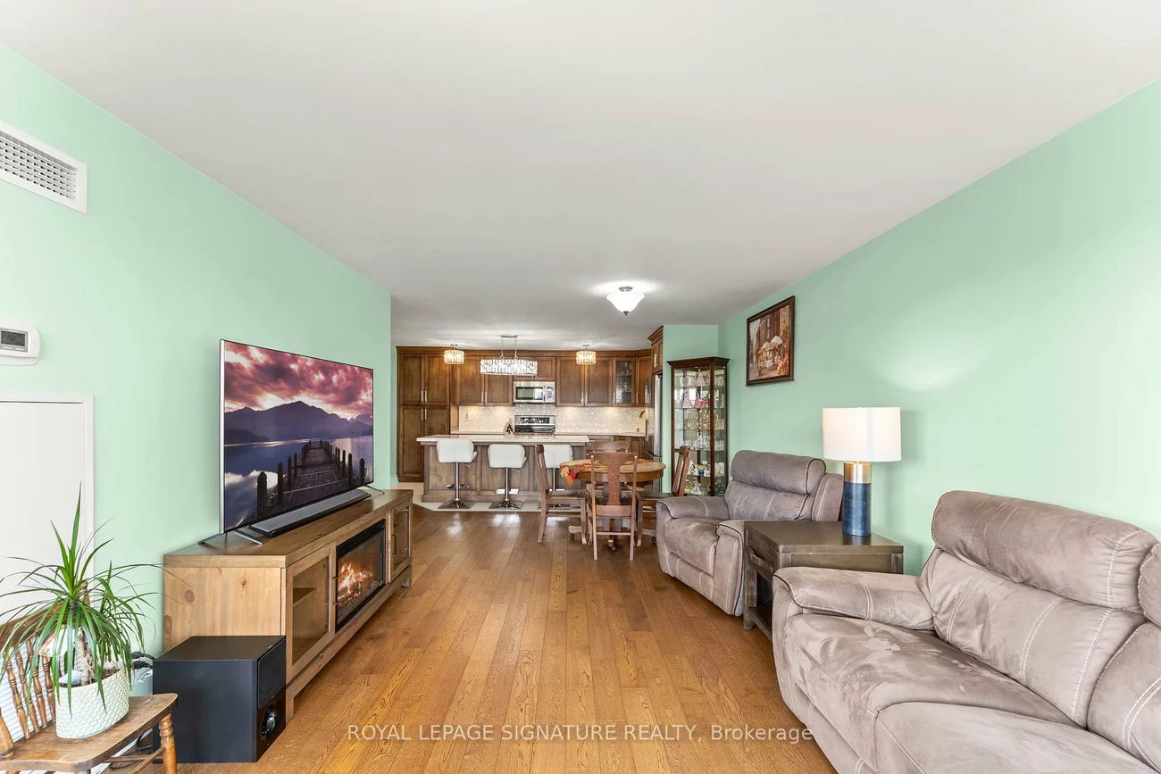 250, Davis, Central Newmarket, Newmarket
