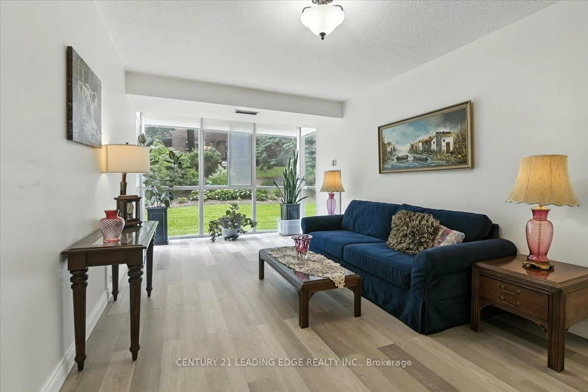 270, Davis, Central Newmarket, Newmarket