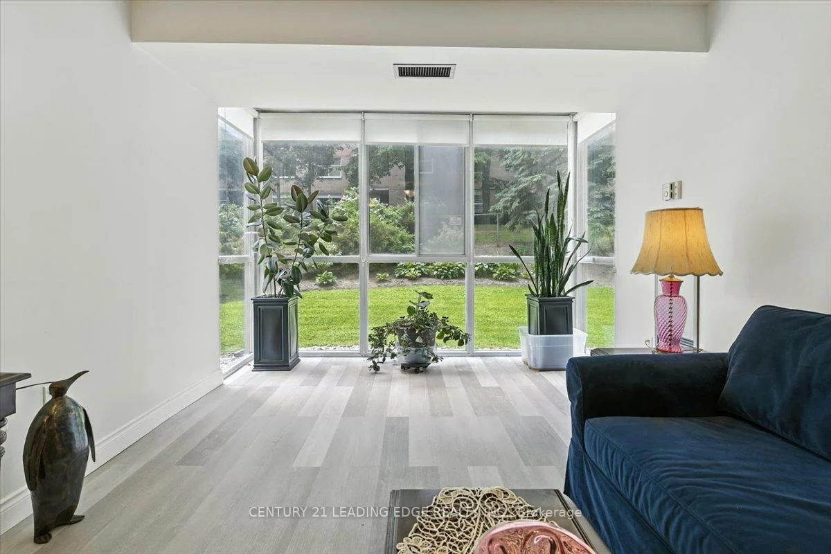 270, Davis, Central Newmarket, Newmarket