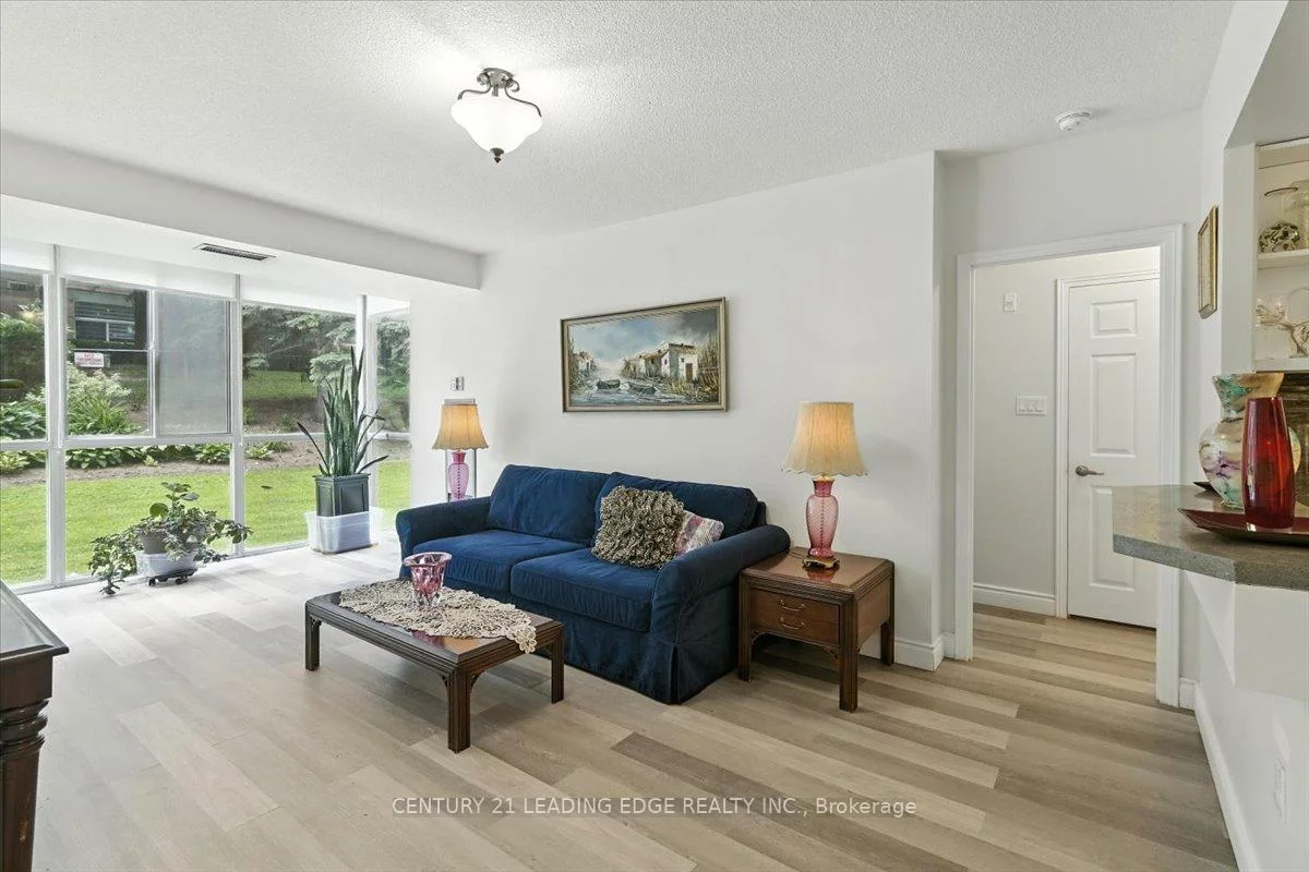 270, Davis, Central Newmarket, Newmarket