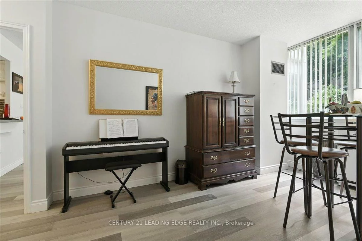 270, Davis, Central Newmarket, Newmarket