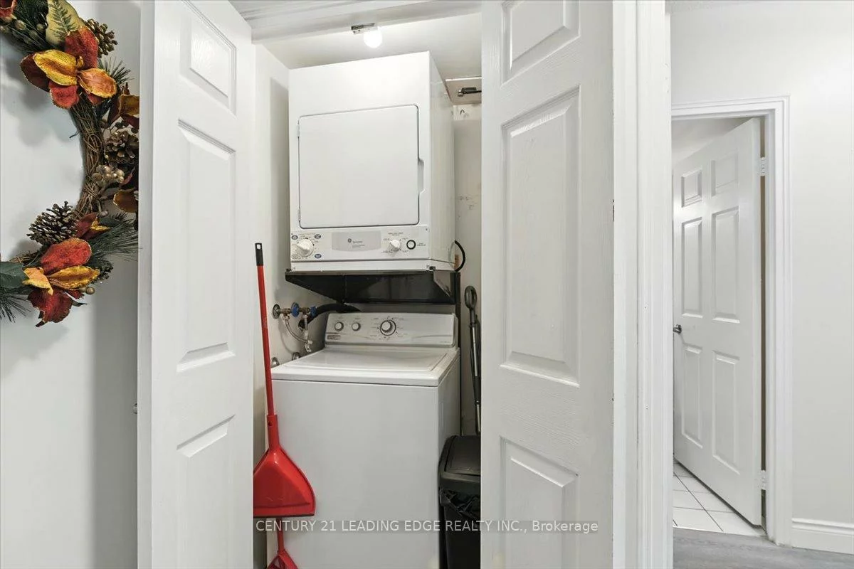 270, Davis, Central Newmarket, Newmarket