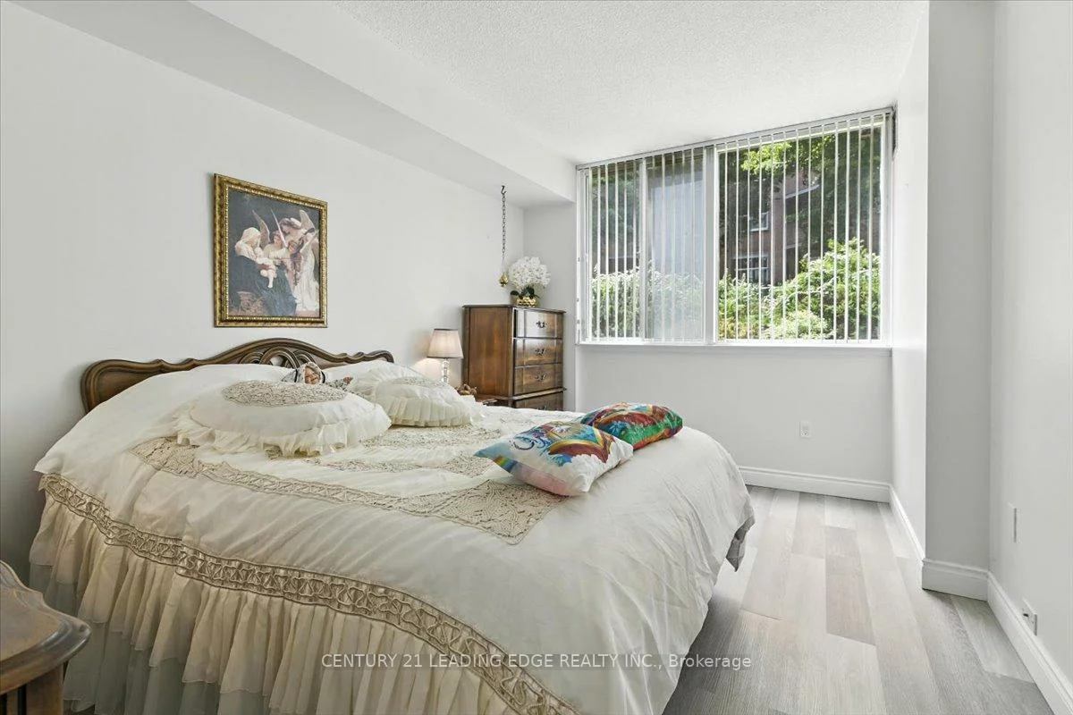 270, Davis, Central Newmarket, Newmarket