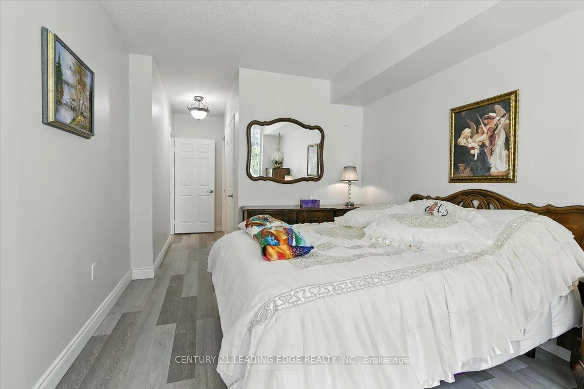 270, Davis, Central Newmarket, Newmarket