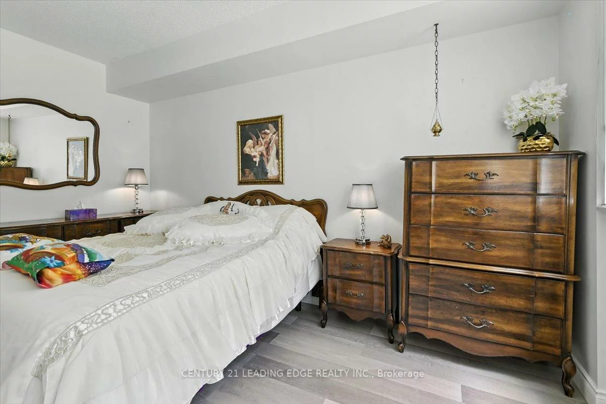 270, Davis, Central Newmarket, Newmarket