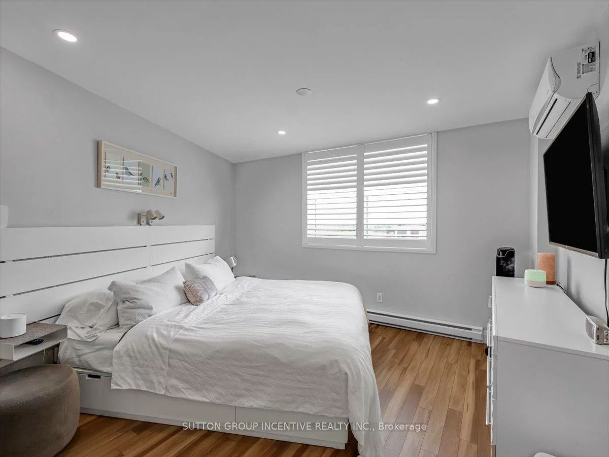 260, Davis, Central Newmarket, Newmarket