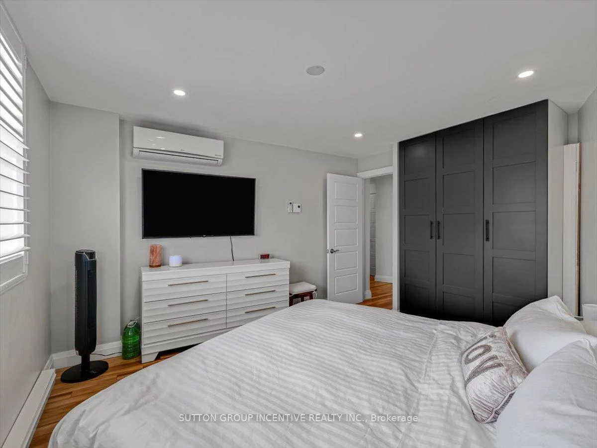 260, Davis, Central Newmarket, Newmarket
