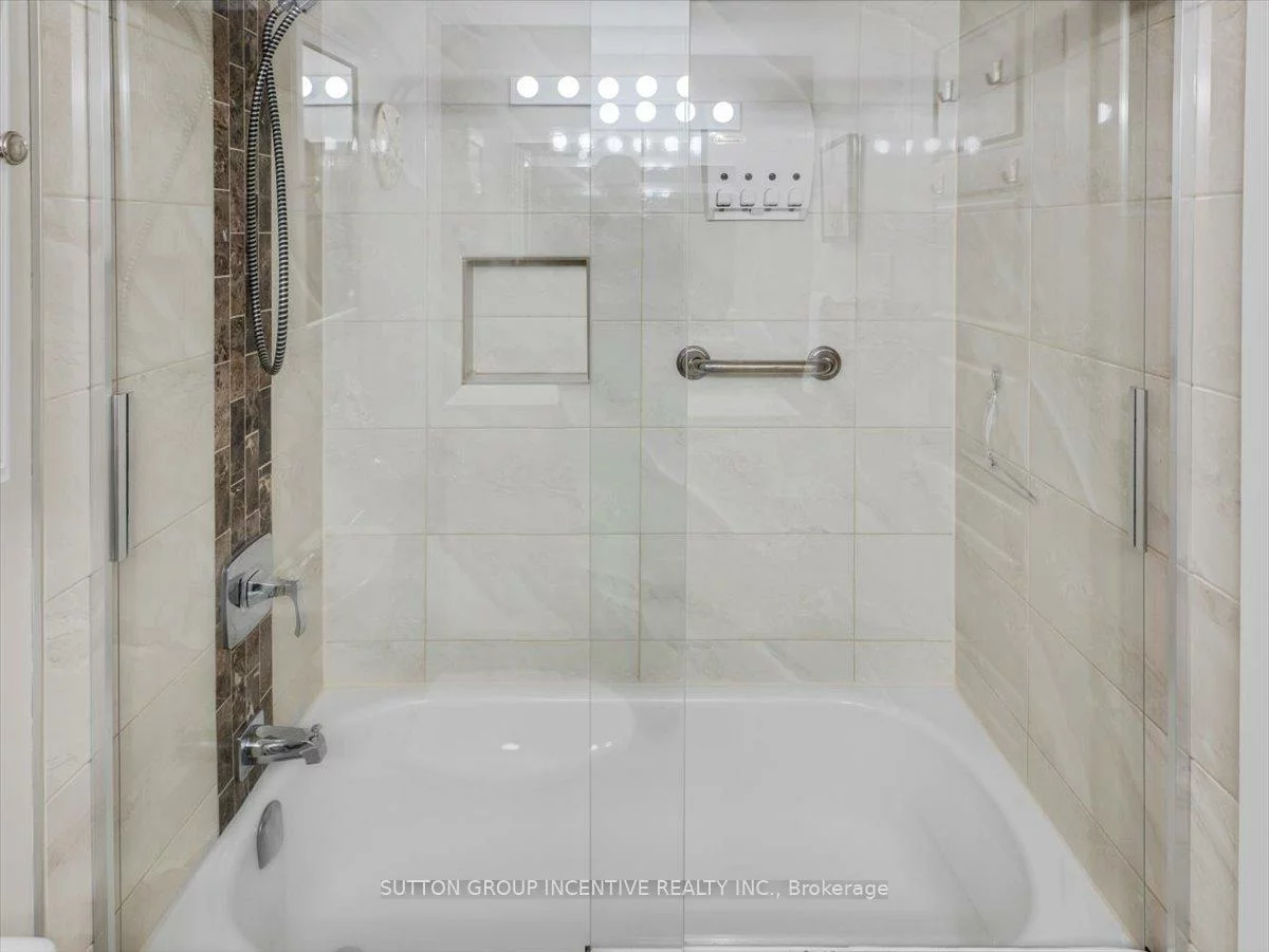 260, Davis, Central Newmarket, Newmarket