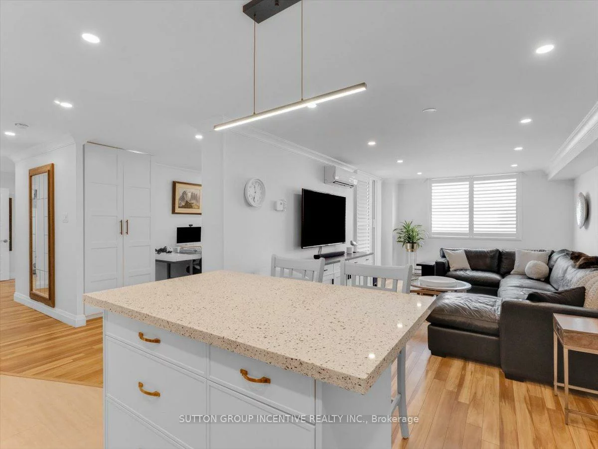 260, Davis, Central Newmarket, Newmarket