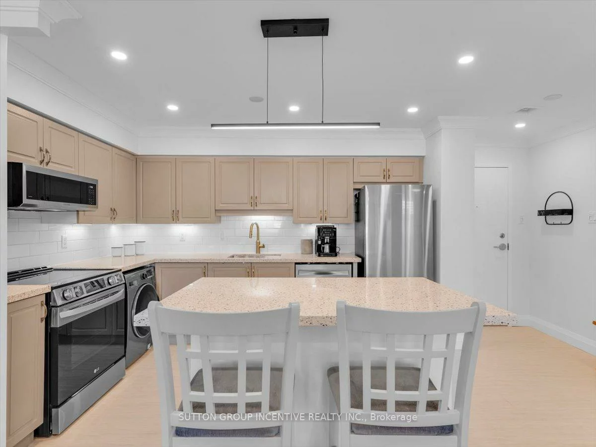 260, Davis, Central Newmarket, Newmarket