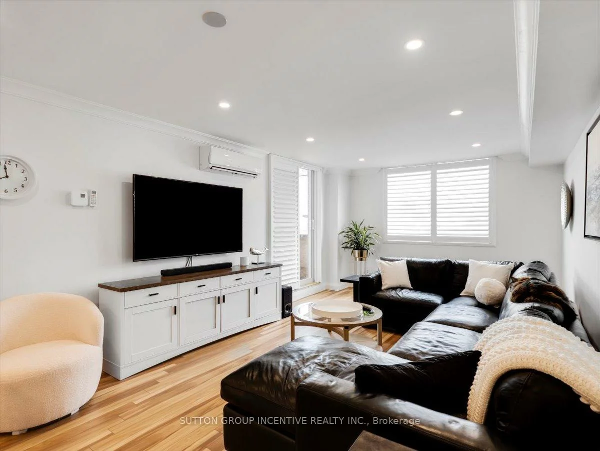 260, Davis, Central Newmarket, Newmarket