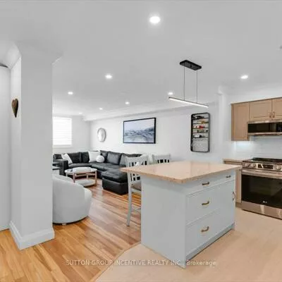 260, Davis, Central Newmarket, Newmarket
