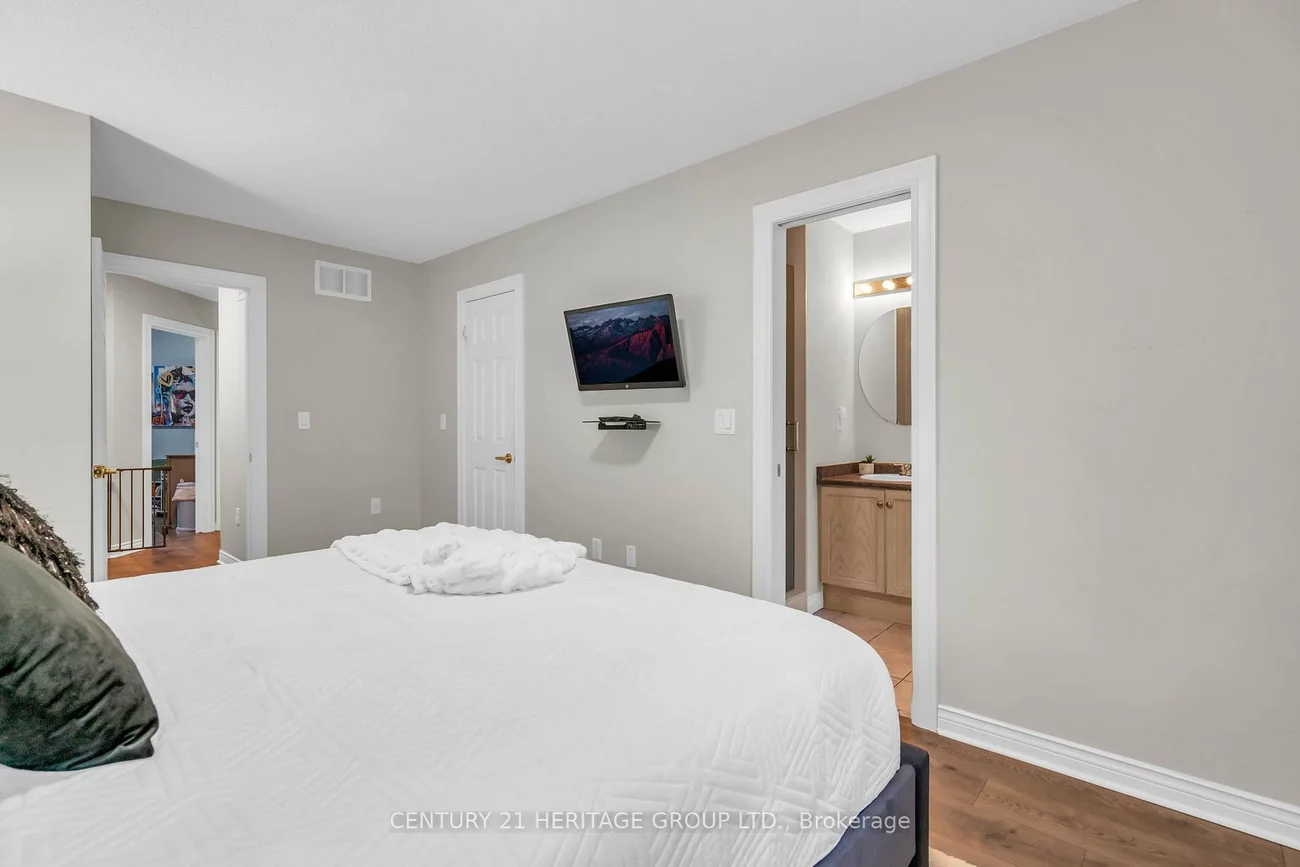 1056, On Bogart, Gorham-College Manor, Newmarket