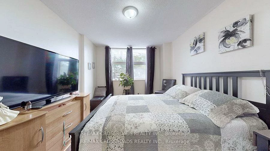 260, Davis, Central Newmarket, Newmarket
