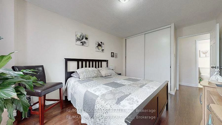 260, Davis, Central Newmarket, Newmarket