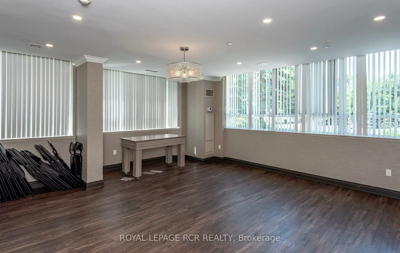 270, Davis, Central Newmarket, Newmarket