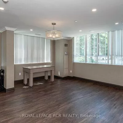 270, Davis, Central Newmarket, Newmarket