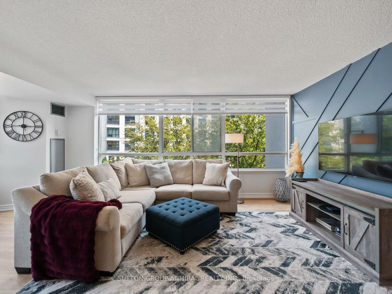 270, Davis, Central Newmarket, Newmarket