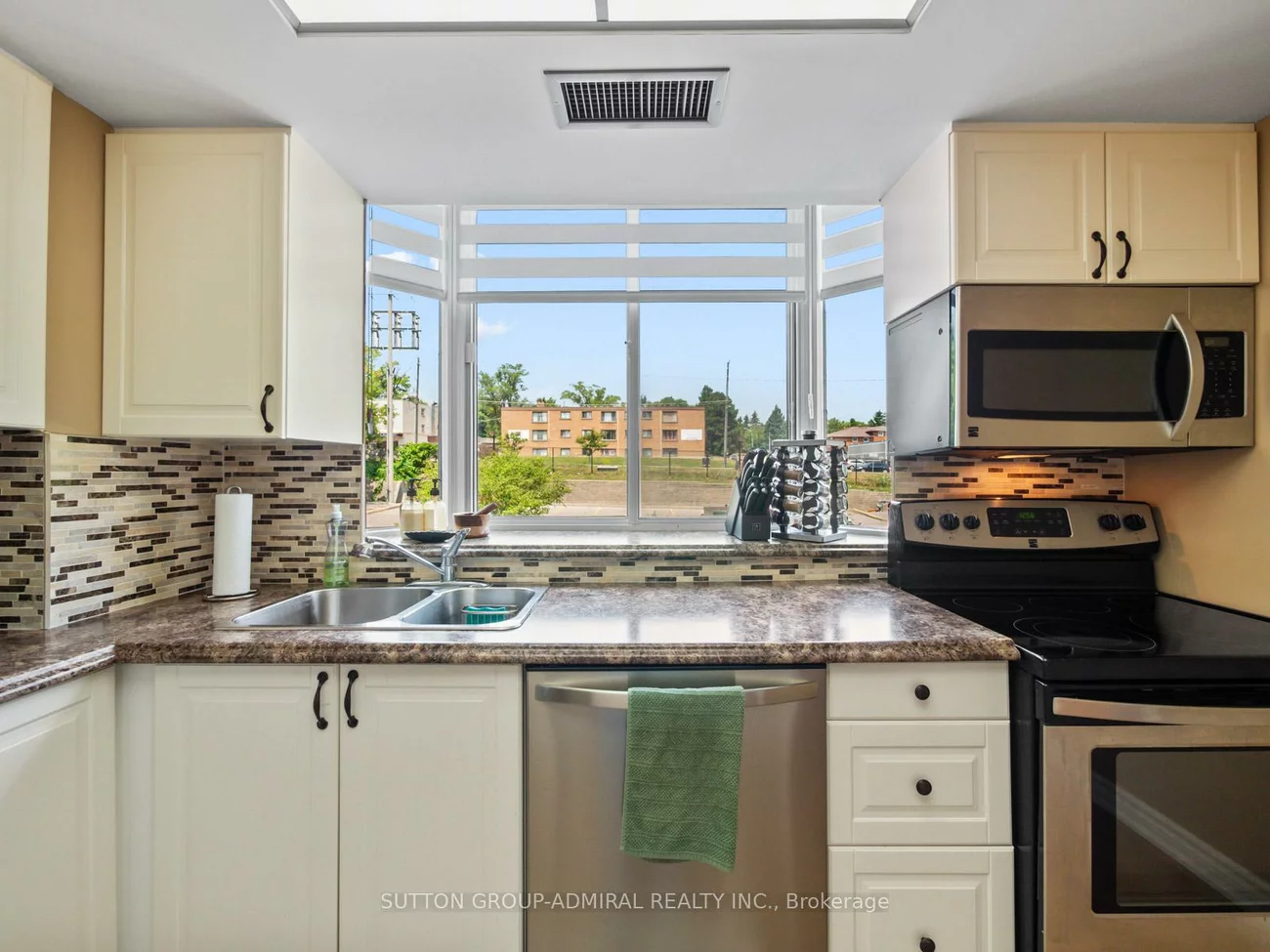 270, Davis, Central Newmarket, Newmarket