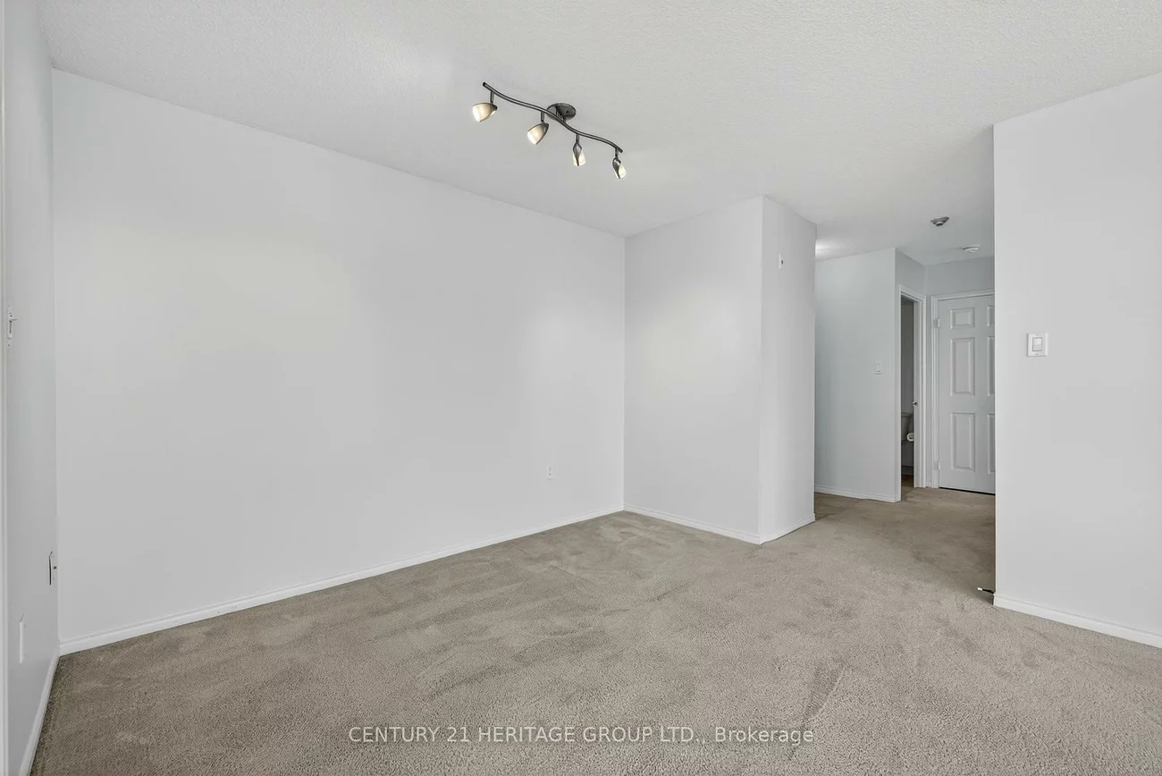 270, Davis, Central Newmarket, Newmarket