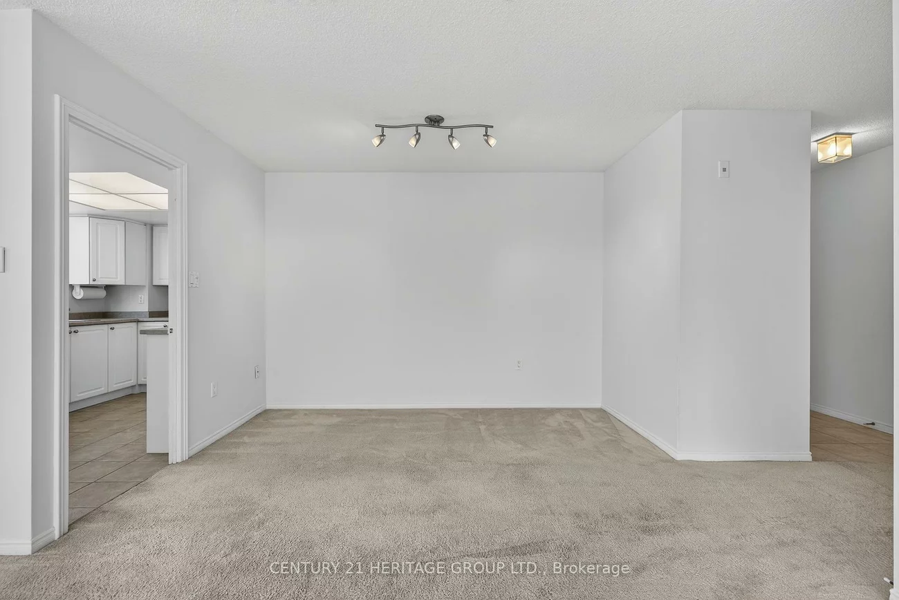 270, Davis, Central Newmarket, Newmarket