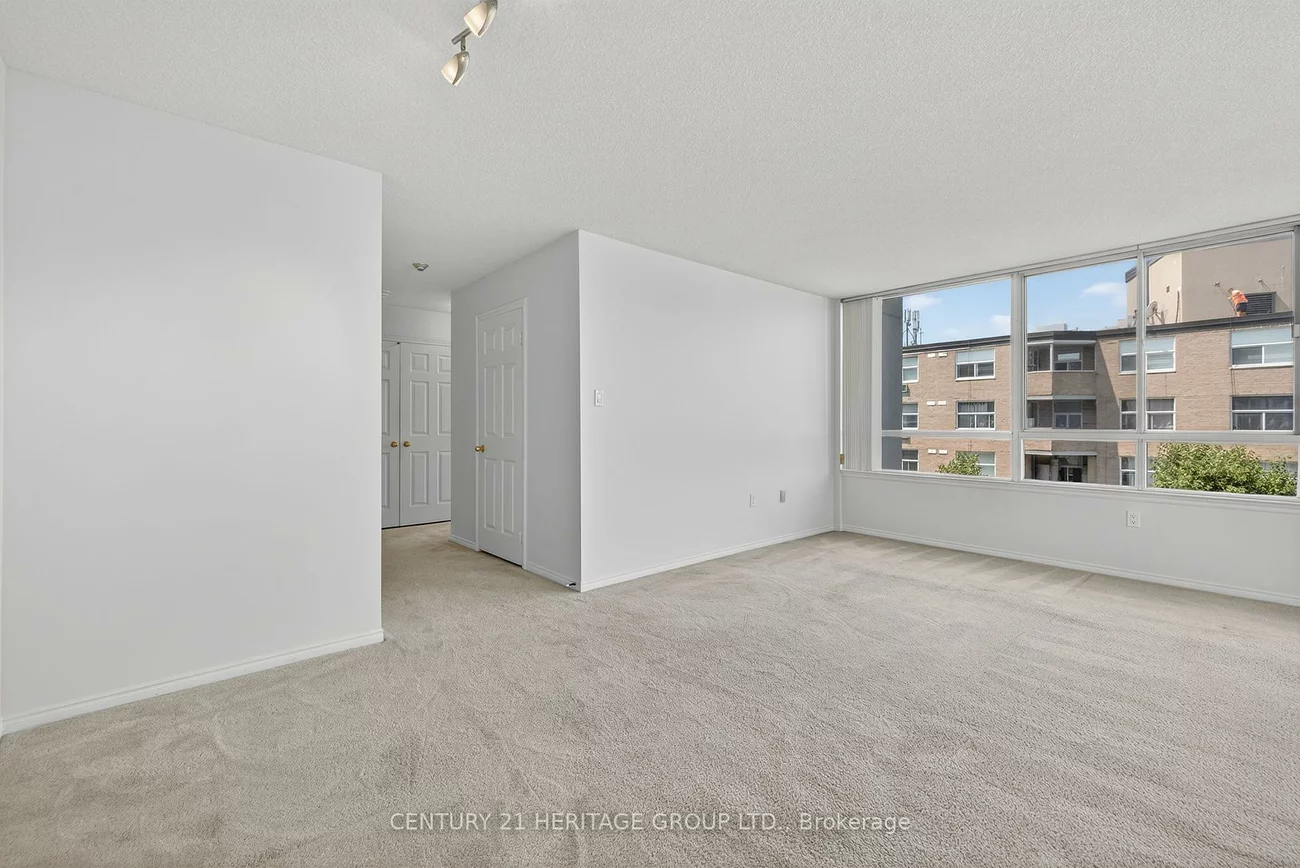 270, Davis, Central Newmarket, Newmarket
