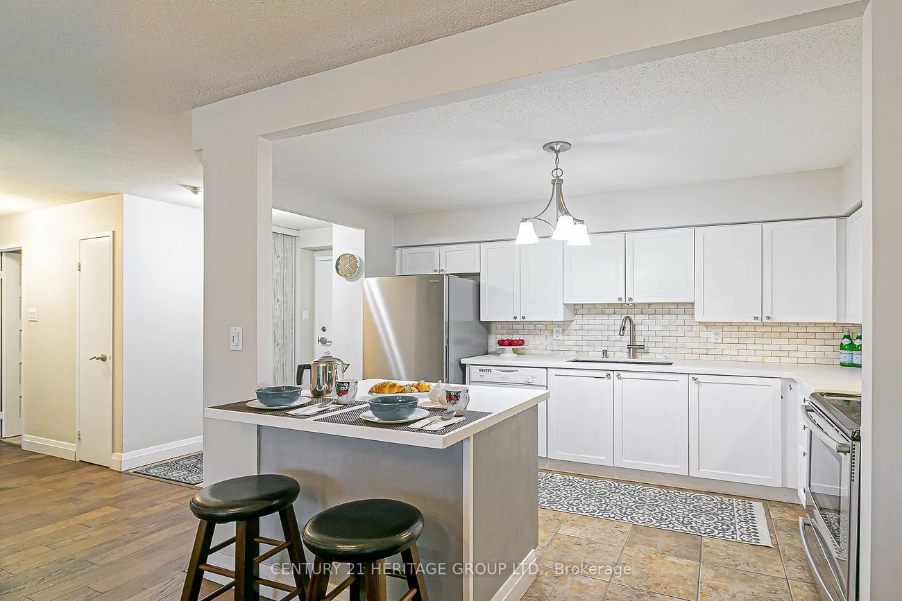 260, Davis, Central Newmarket, Newmarket