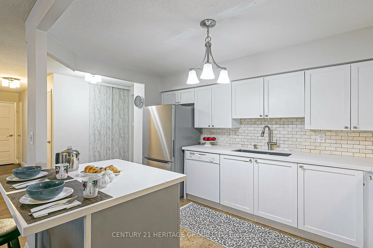 260, Davis, Central Newmarket, Newmarket