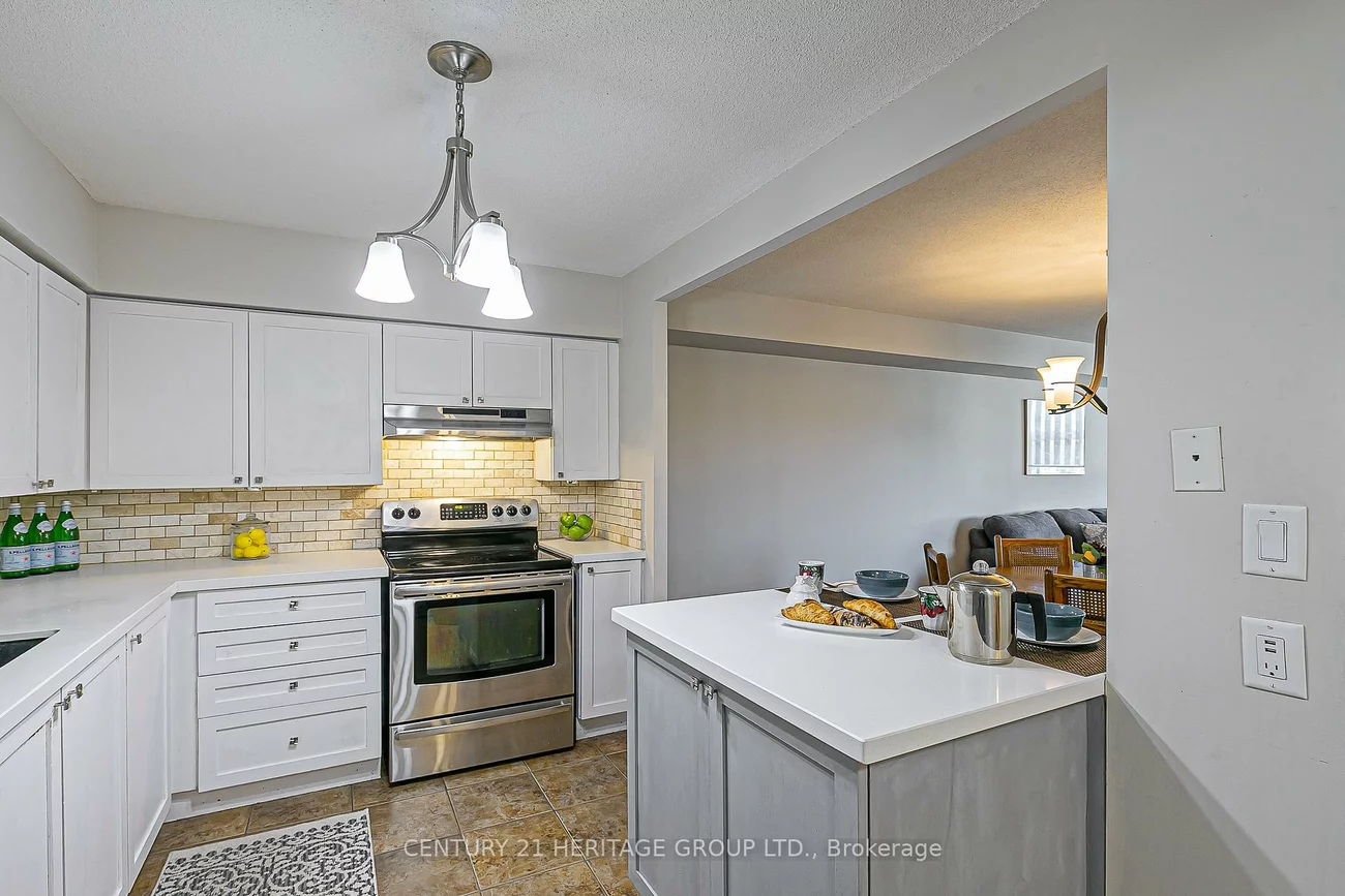 260, Davis, Central Newmarket, Newmarket