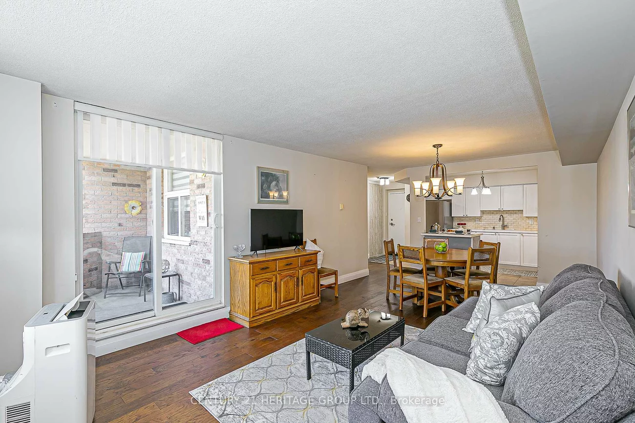 260, Davis, Central Newmarket, Newmarket